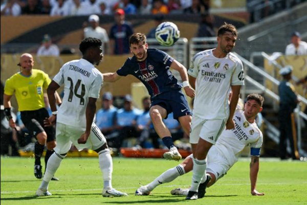 Real Madrid gặp Paris và trở t
