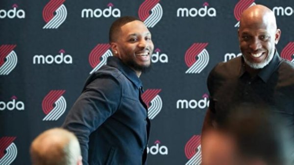 Damian Lillard bị thương rất
